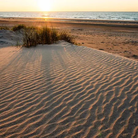 Flat In Koksijde With Sea Views, Cleaning Included Apartament